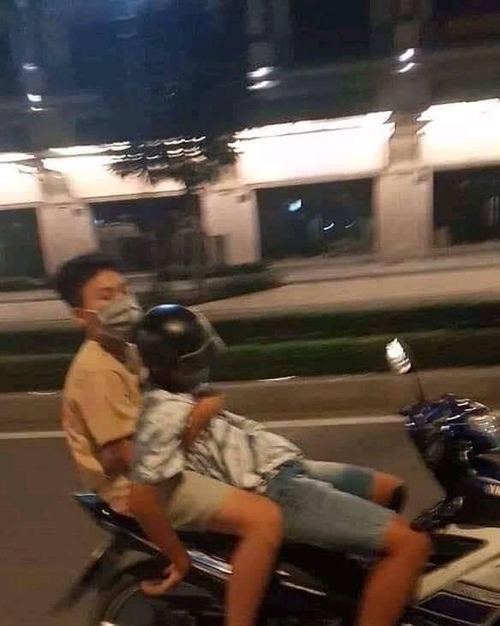 10 Kelakuan nyeleneh orang Indonesia saat naik motor, nyantai abis