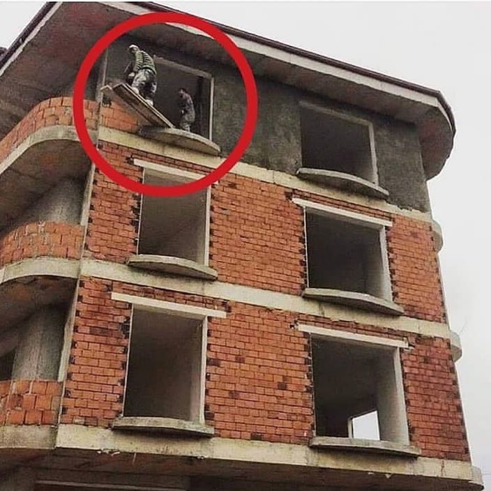 7 Momen absurd gotong royong saat bangun rumah, kreatif tapi ngeri