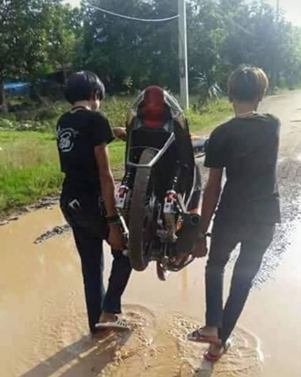 10 Momen apes dibonceng pakai motor ini bikin pengen tepuk jidat