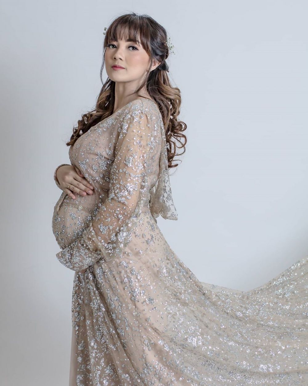 Hamil anak kedua, ini 9 gaya maternity Nessa Salvyana & Aditya Suryo