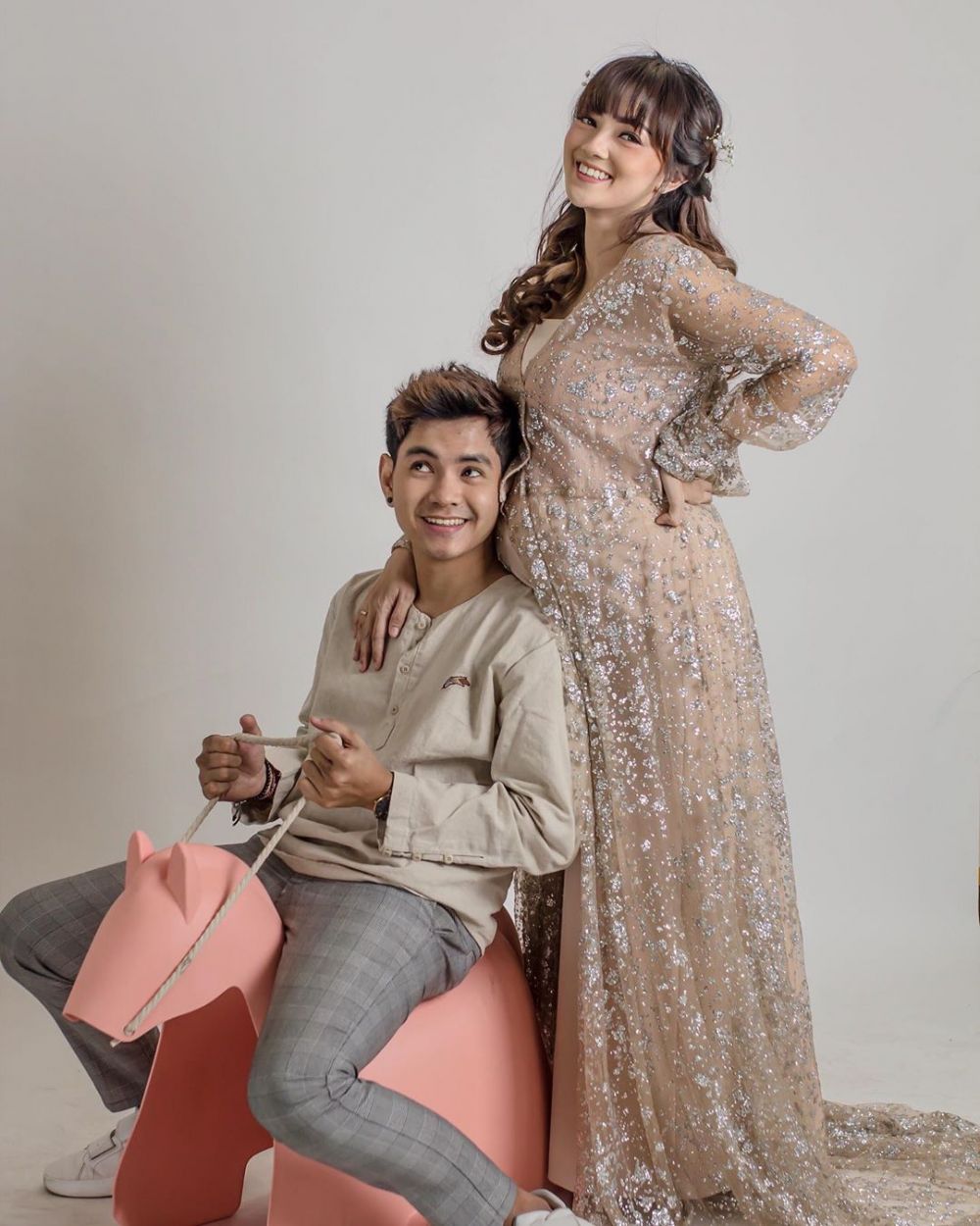 Hamil anak kedua, ini 9 gaya maternity Nessa Salvyana & Aditya Suryo