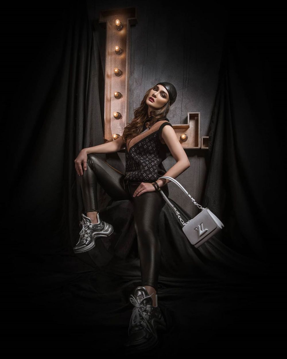 10 Gaya pemotretan Luna Maya dalam berbagai tema, stylish & berkelas