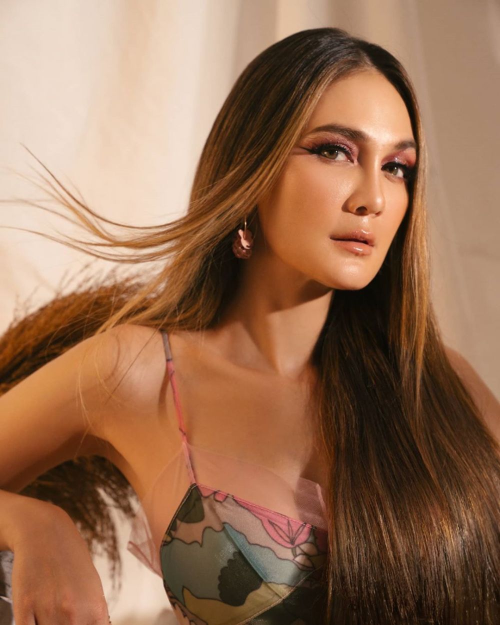 10 Gaya pemotretan Luna Maya dalam berbagai tema, stylish & berkelas