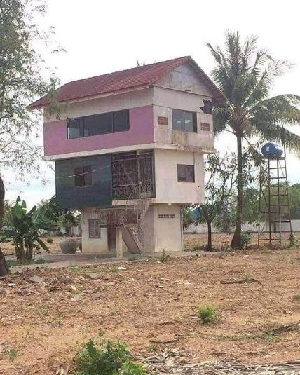 10 Potret nyeleneh desain rumah ini bikin susah nahan tawa