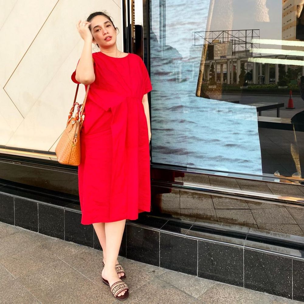 8 Gaya OOTD hamil ala Ussy Sulistiawaty, simpel tapi tetap stylish