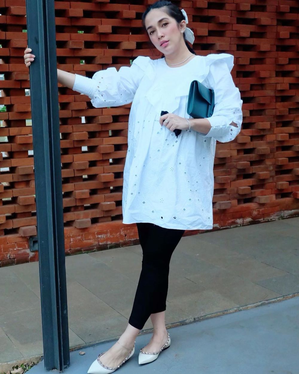 8 Gaya OOTD hamil ala Ussy Sulistiawaty, simpel tapi tetap stylish
