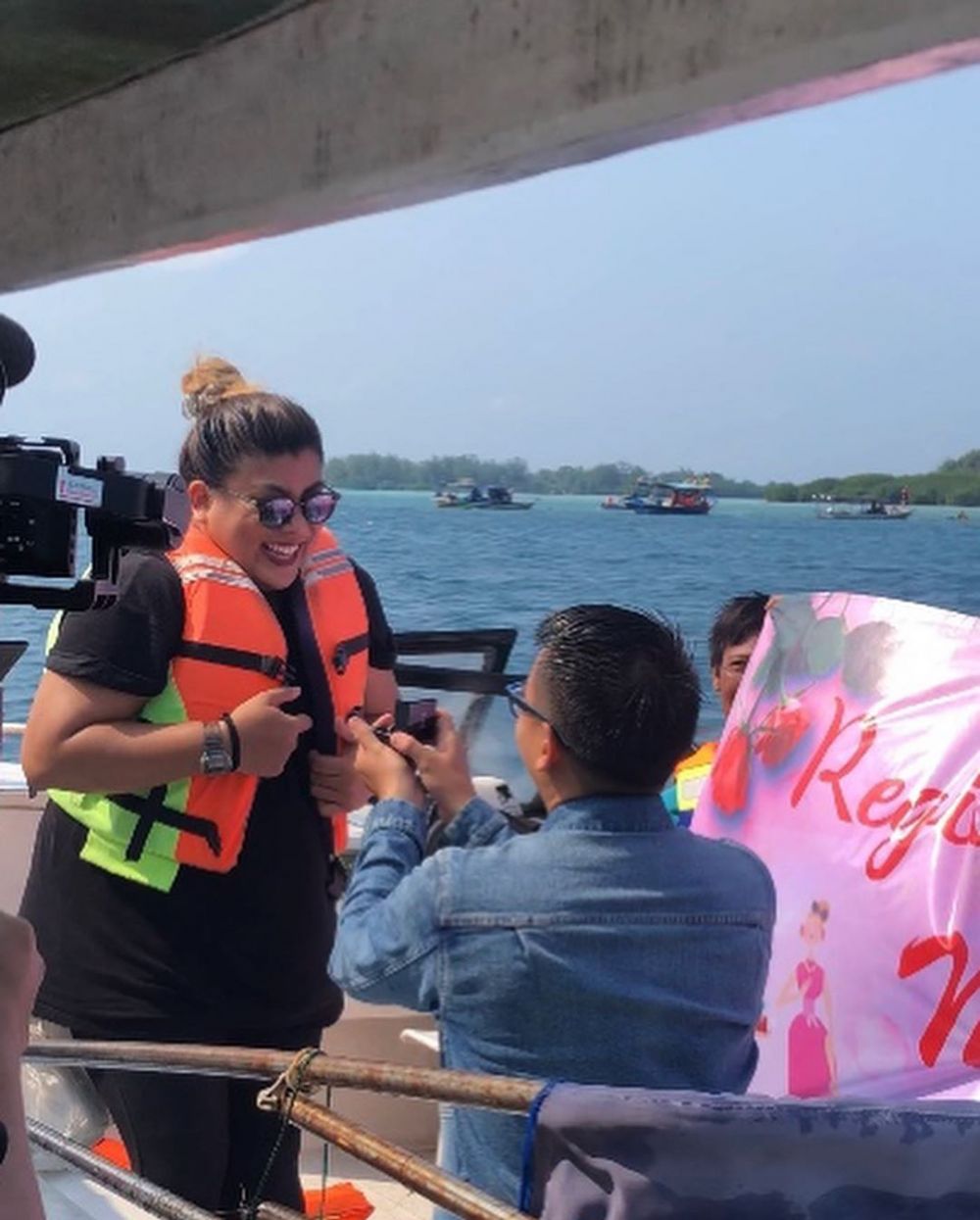 6 Momen Regina Idol dilamar kekasih di atas kapal, romantis abis