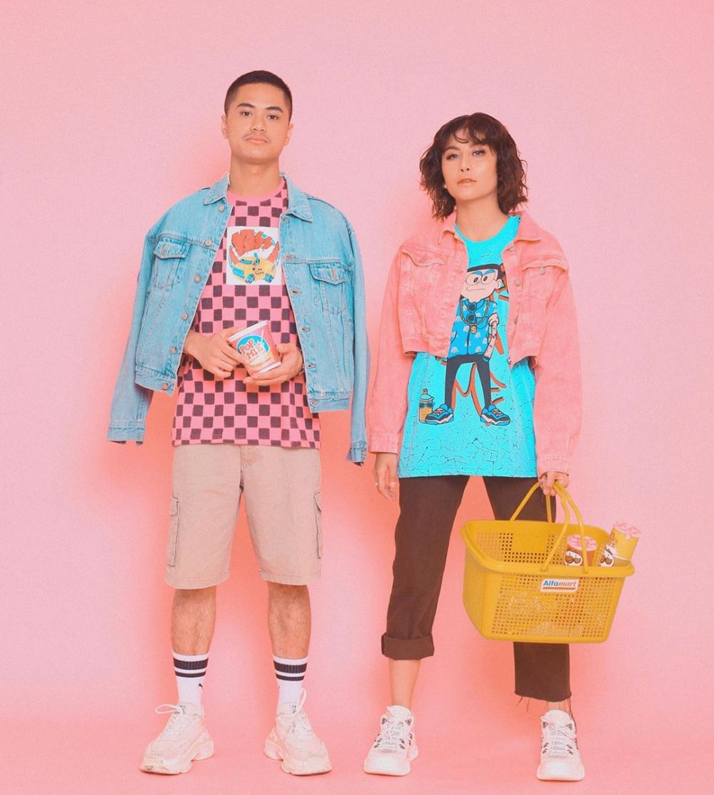 Kenakan baju kembar, ini 7 potret kompak Awkarin & putra Wishnutama