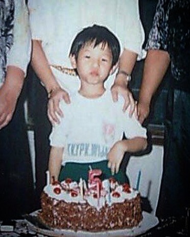 9 Potret lawas Ernest Prakasa, model rambutnya curi perhatian