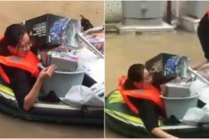 Wanita ini nekat terjang banjir demi mainan Gundam milik suami