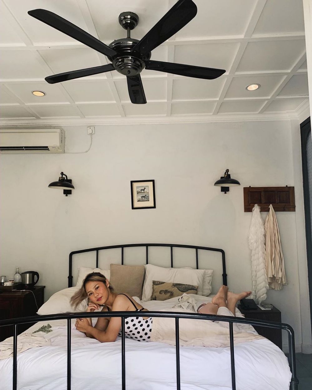 7 Potret kamar penyanyi Nadin Amizah, bernuansa vintage