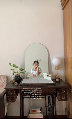 7 Potret kamar penyanyi Nadin Amizah, bernuansa vintage