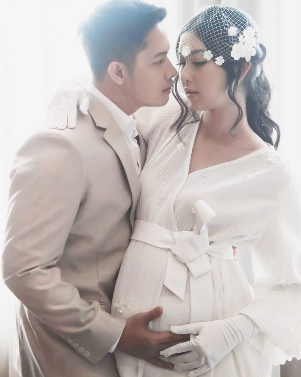 8 Gaya maternity shoot Kevin Lilliana, memesona bak bidadari