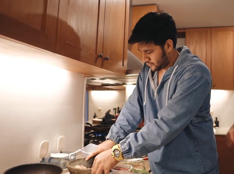 Potret 7 pesinetron ganteng masak di dapur, gayanya curi perhatian