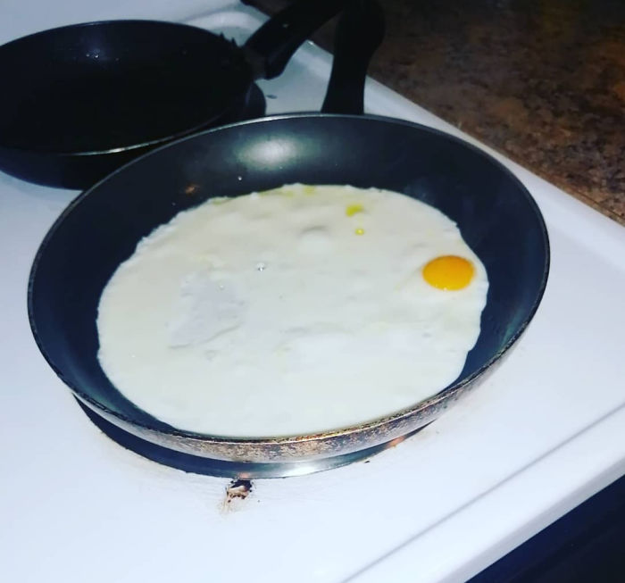 10 Momen gagal masak telur ini bikin geli campur emosi