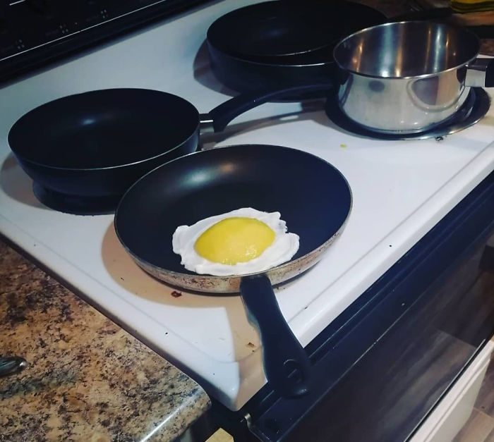10 Momen gagal masak telur ini bikin geli campur emosi