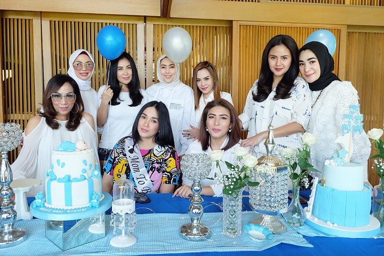 8 Momen baby shower kedua Ussy Sulistiawaty, kuenya unik
