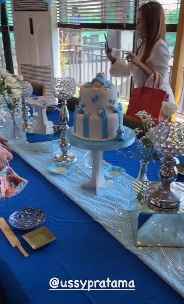 8 Momen baby shower kedua Ussy Sulistiawaty, kuenya unik
