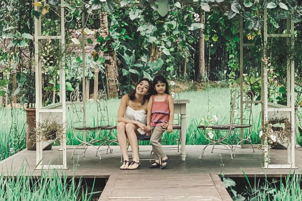 9 Momen liburan Gempi dan Gisella Anastasia, nikmati sunset berdua