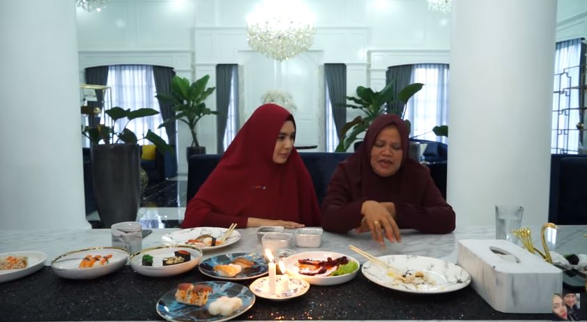 12 Potret kedekatan Kartika Putri dan mertua yang jarang tersorot