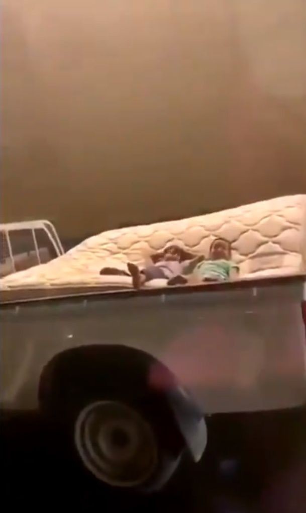 10 Potret orang lagi santai ini absurdnya bikin tepuk jidat