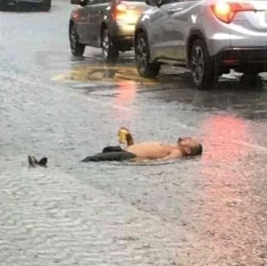 10 Potret orang lagi santai ini absurdnya bikin tepuk jidat