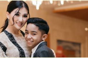 Sarwendah ketiduran saat nunggu Betrand Peto pulang malam, tuai pujian