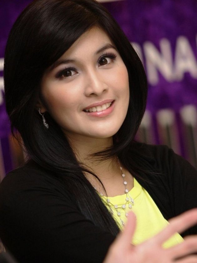 7 Potret lawas Sandra Dewi di awal karier, cantiknya tak pudar