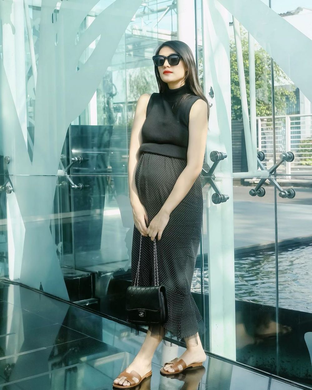 8 Gaya outfit kehamilan Anissa Aziza, inspirasi kece untuk bumil