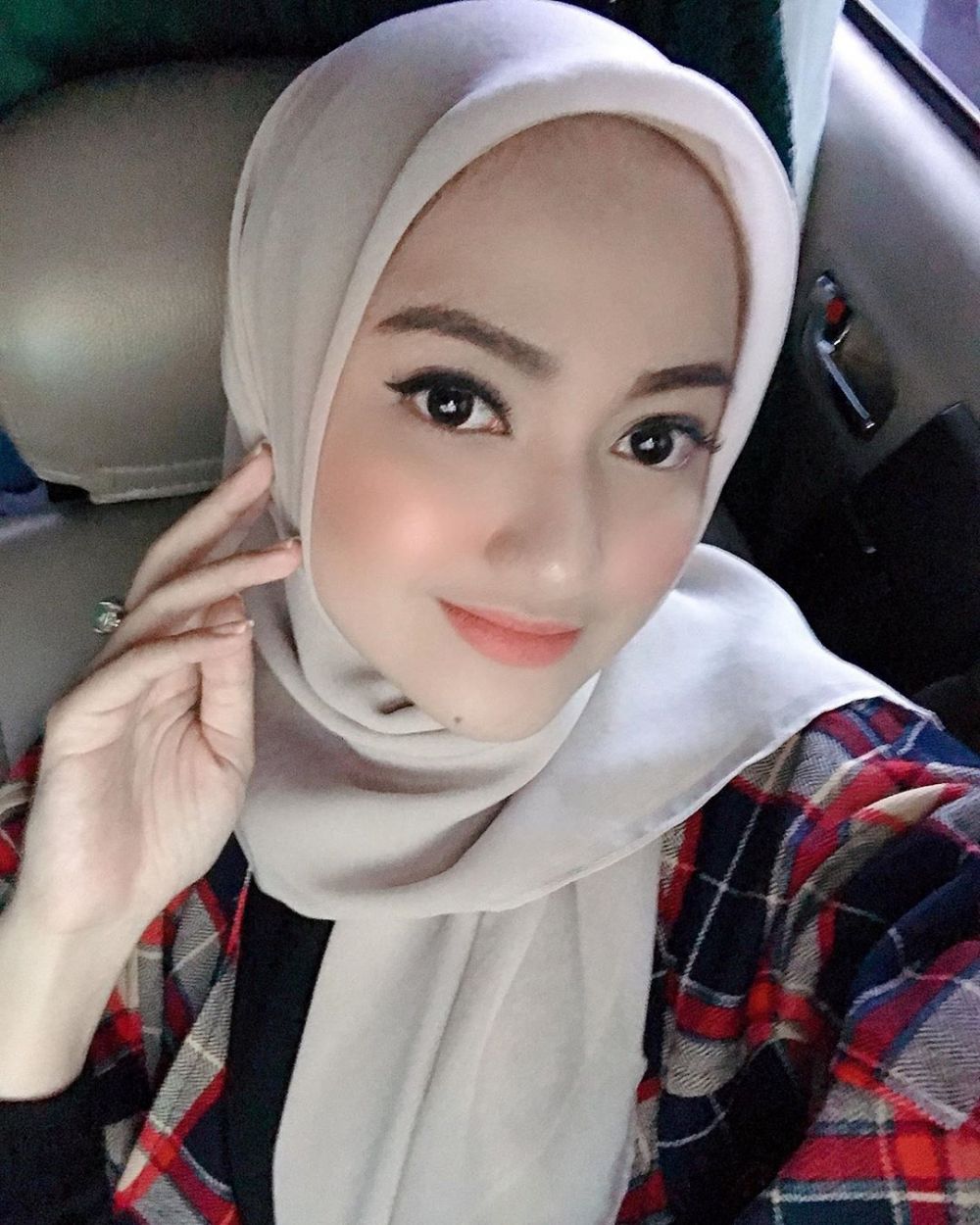 Putuskan berhijab, ini 10 potret terbaru Marcella Simon