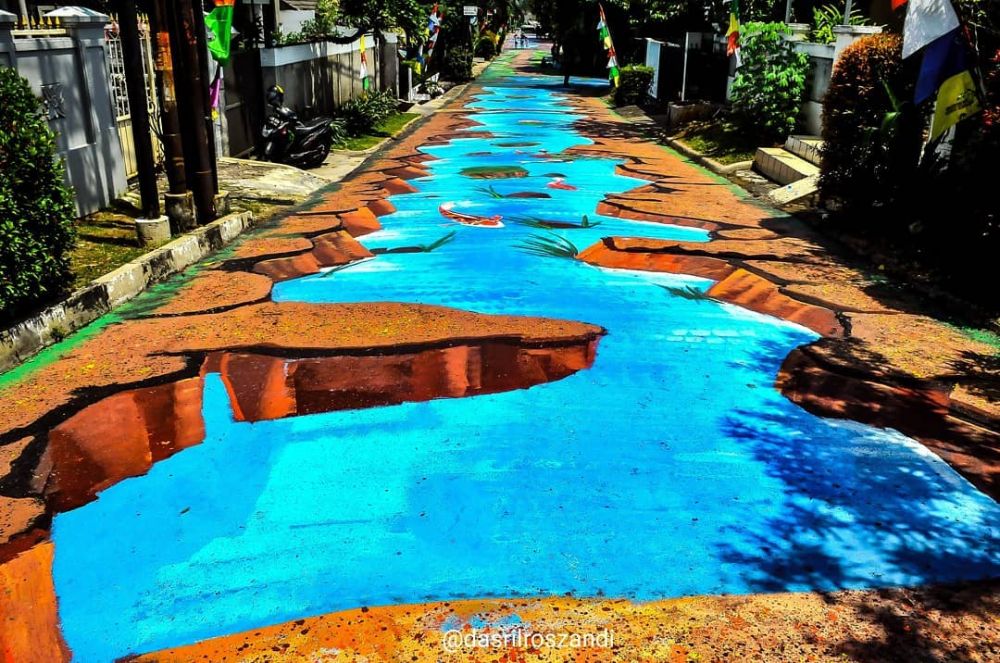 Potret lukisan 3D kolam ikan di jalanan kampung ini kreatif abis