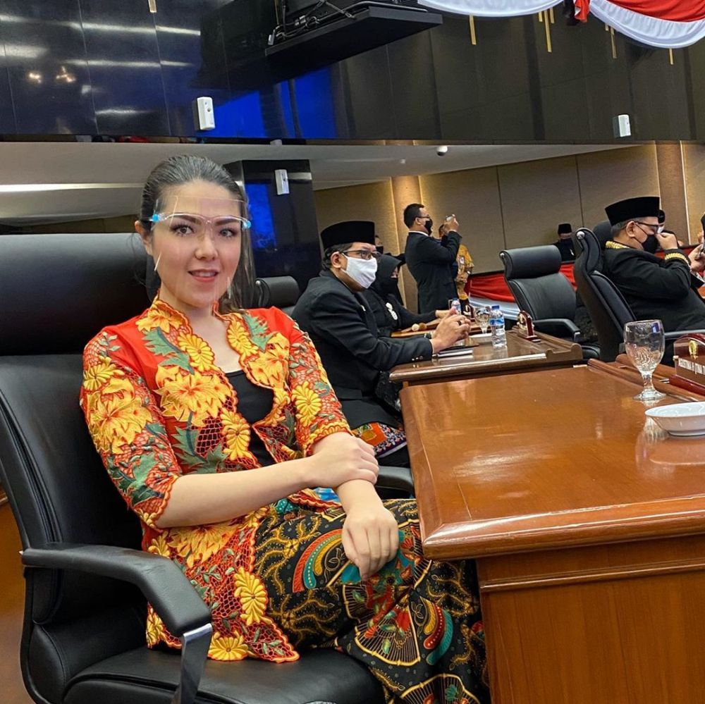 10 Pesona Tina Toon saat jadi anggota dewan, gayanya simpel