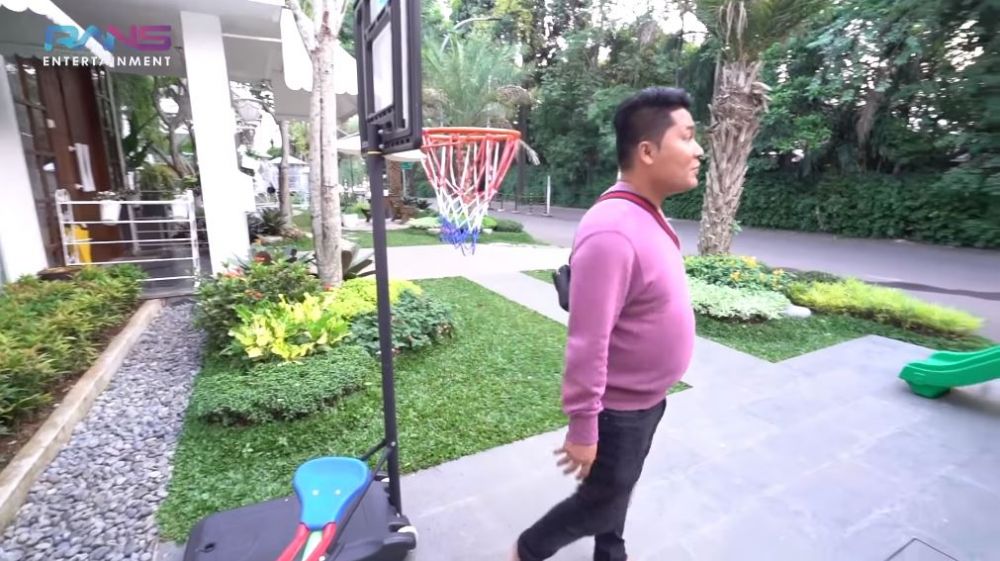 8 Potret taman rumah Raffi Ahmad, ada arena bermain untuk Rafathar