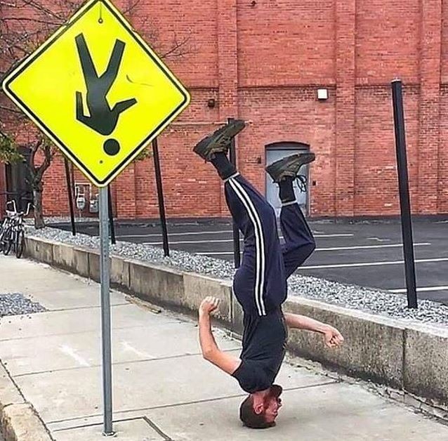 8 Kelakuan absurd orang ikuti aturan ini bikin nyengir