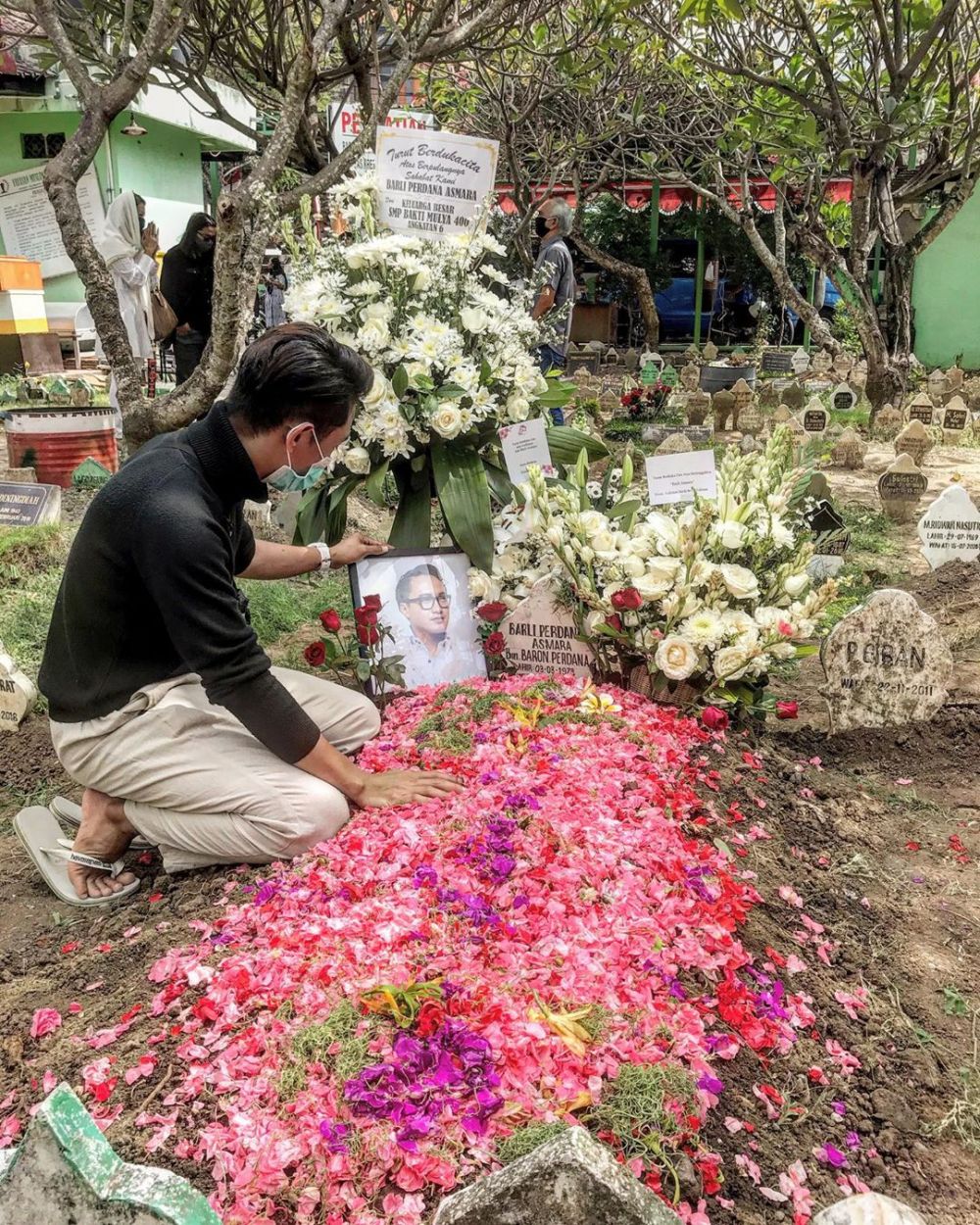 7 Potret pemakaman Barli Asmara di Bali, penuh haru