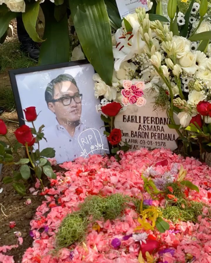 7 Potret pemakaman Barli Asmara di Bali, penuh haru