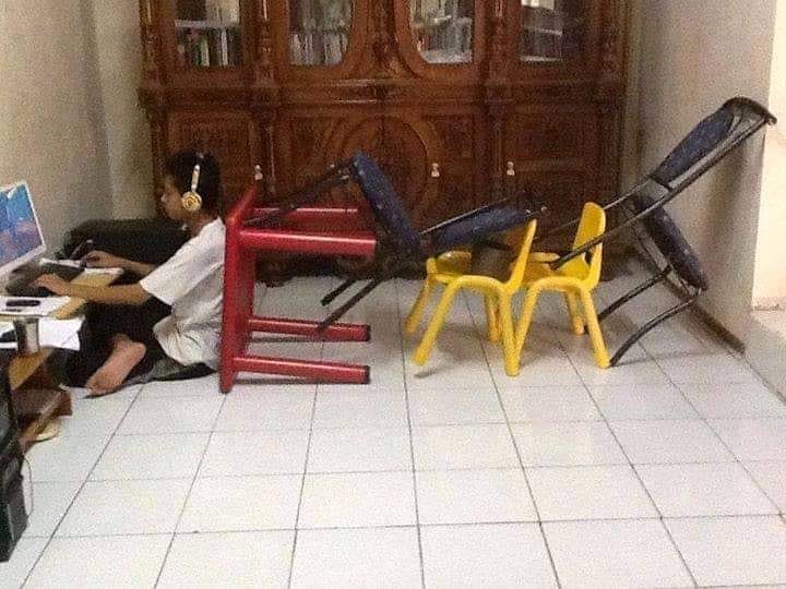 10 Cara nyeleneh cowok atasi masalah, bikin kesal tapi ya kocak juga