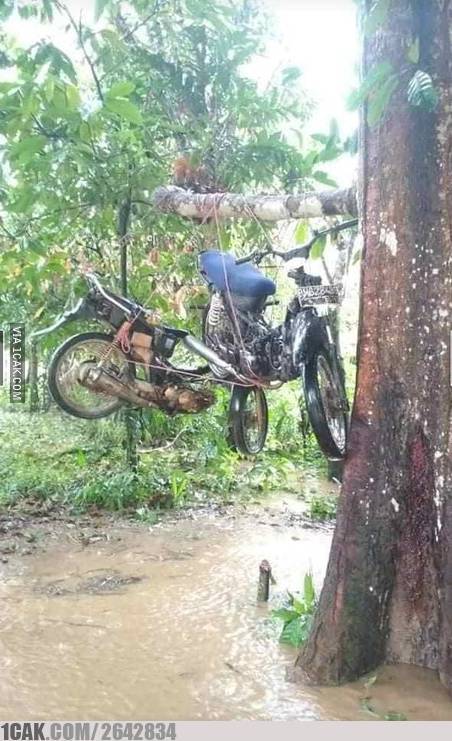 10 Cara nyeleneh cowok atasi masalah, bikin kesal tapi ya kocak juga