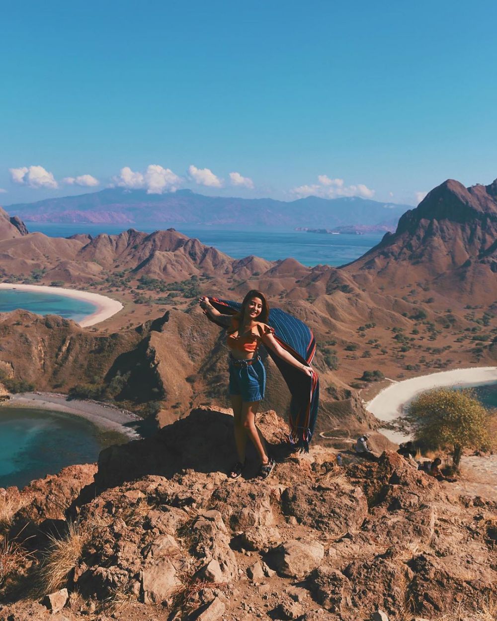 Gaya 7 seleb saat liburan di Labuan Bajo, Awkarin curi perhatian