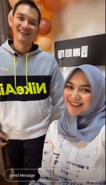 10 Potret Rezky Aditya jadi suami siaga, selalu dampingi Citra Kirana