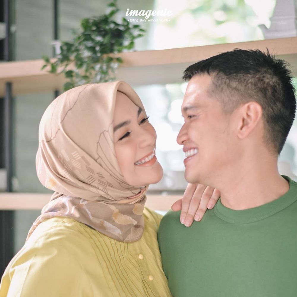 10 Potret Rezky Aditya jadi suami siaga, selalu dampingi Citra Kirana