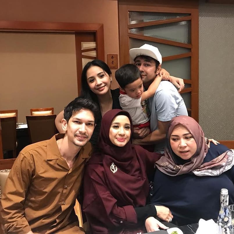 Momen 5 seleb habiskan waktu bareng pasangan & sang mantan, akrab
