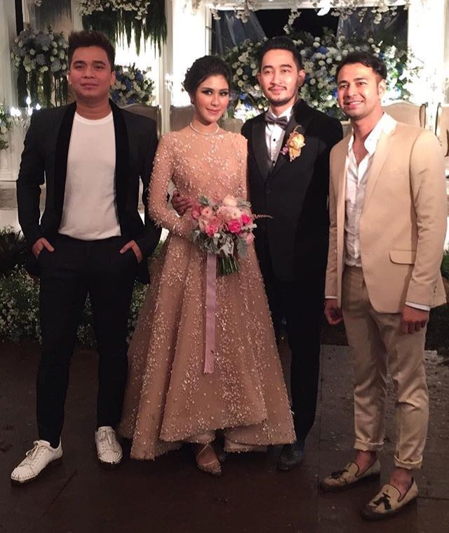 Momen 5 seleb habiskan waktu bareng pasangan & sang mantan, akrab