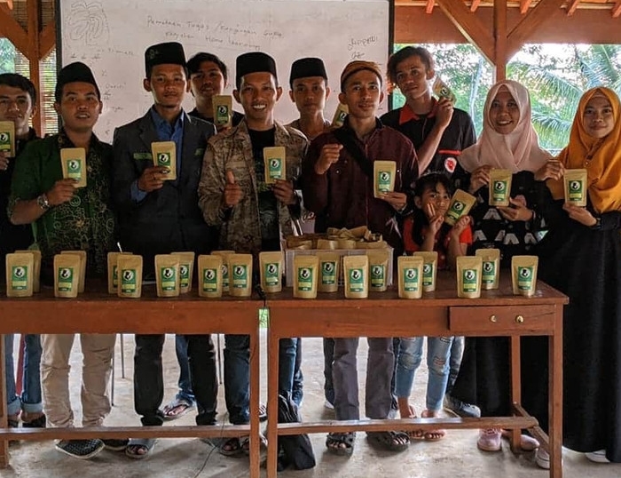 5 Fakta perjuangan Manis mencari sinyal, bawa kompor dan mi instan