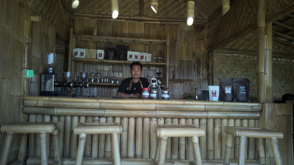 5 Fakta perjuangan Manis mencari sinyal, bawa kompor dan mi instan