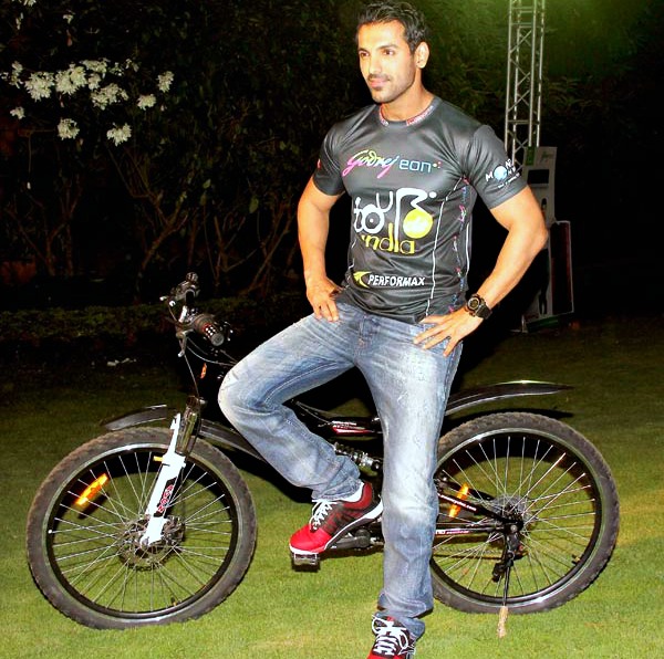 8 Gaya seleb Bollywood naik sepeda, Ibrahim Khan tetap pakai masker