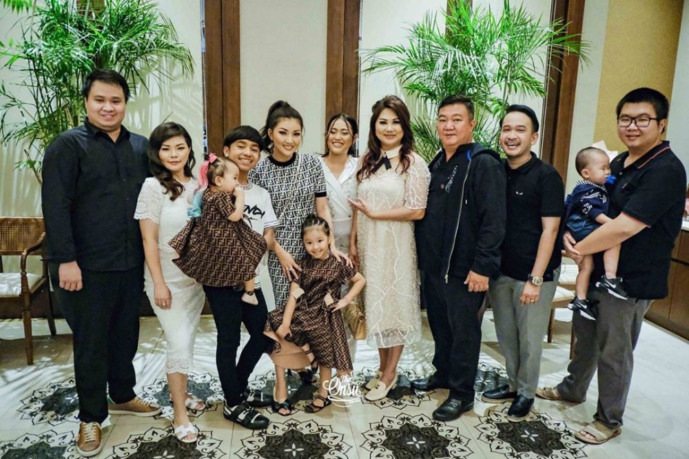 8 Momen perayaan ulang tahun Sarwendah ke-31, dapat kado segunung