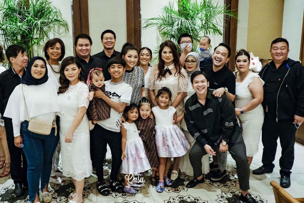 8 Momen perayaan ulang tahun Sarwendah ke-31, dapat kado segunung