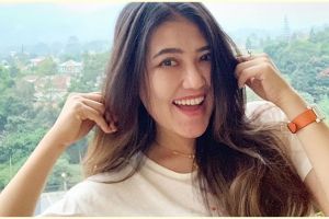 Via Vallen raih piala Ambyar Awards, ucapannya bikin haru