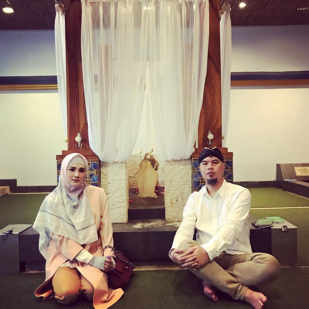 Jarang pose berdua, ini 8 potret mesra Ahmad Dhani & Mulan Jameela